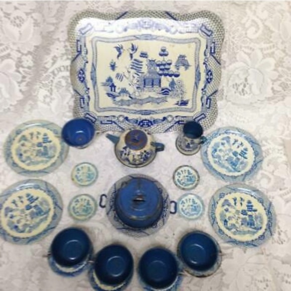 1950s Ohio ArtBlue Willow 23-pc Child’s Tin Tea Set